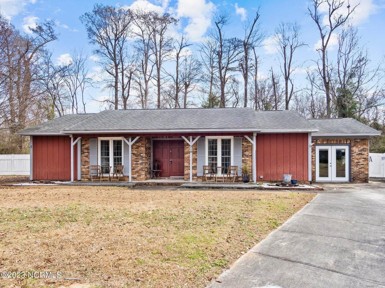 210 Julia Court - Photo 1