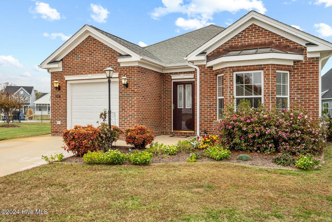 204 Winborne Loop - Photo 1