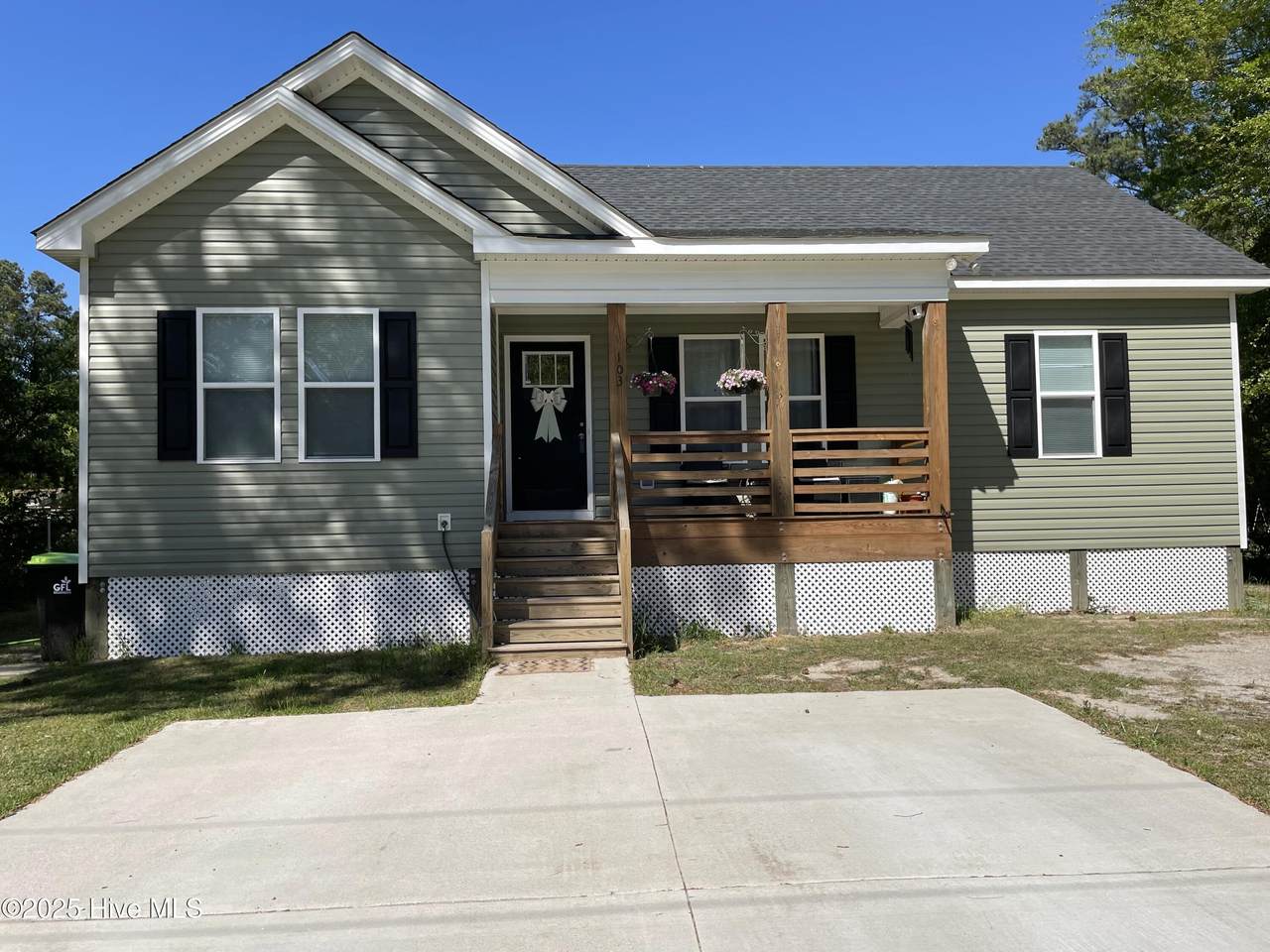 103 Pine Circle - Photo 1