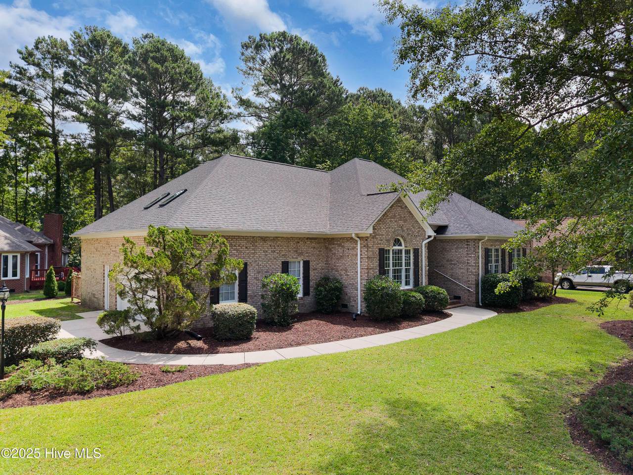 106 Oakmont Circle - Photo 1