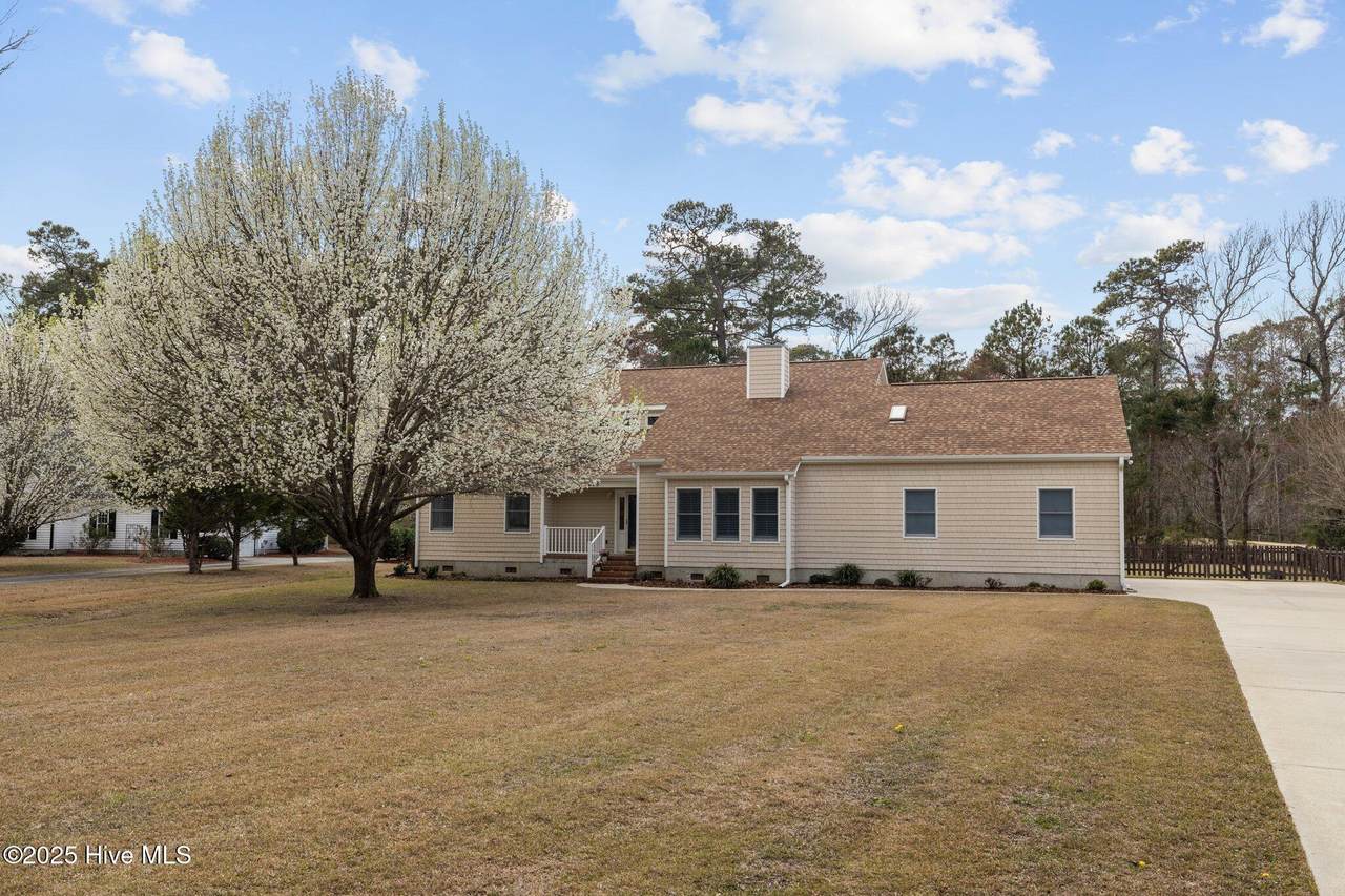 415 Hillcrest Drive - Photo 1