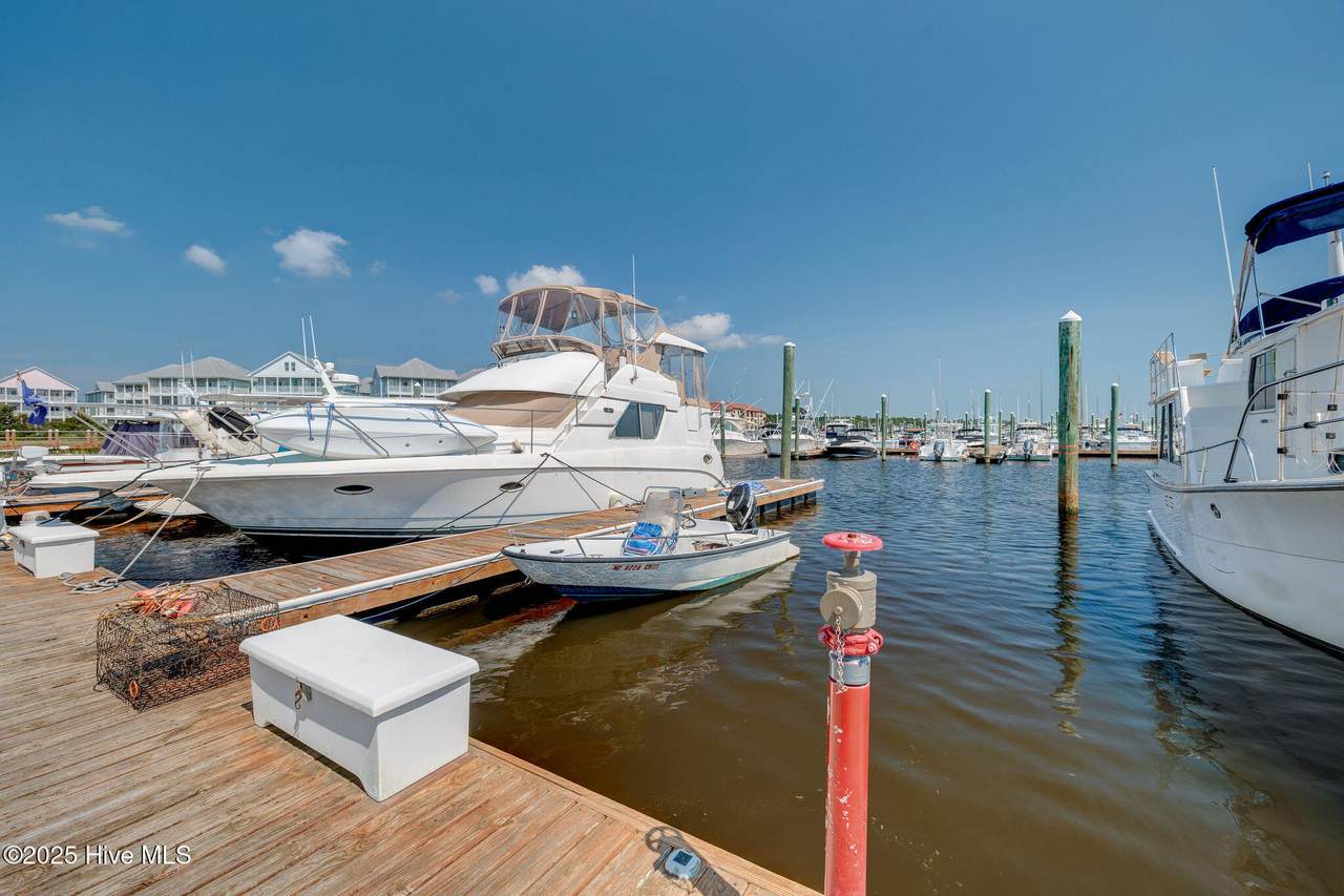 85 Harbour Point Yacht Club - Photo 1