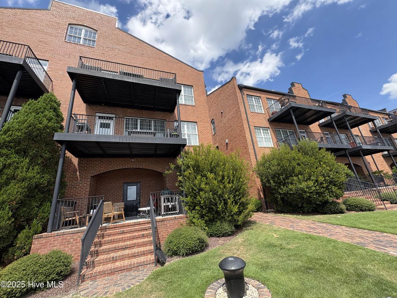 425 Main - Photo 1