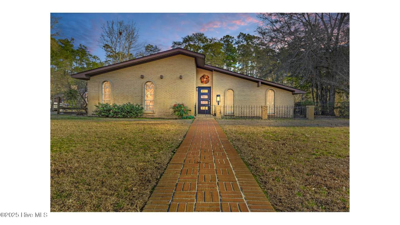 226 Pinewood Drive - Photo 1