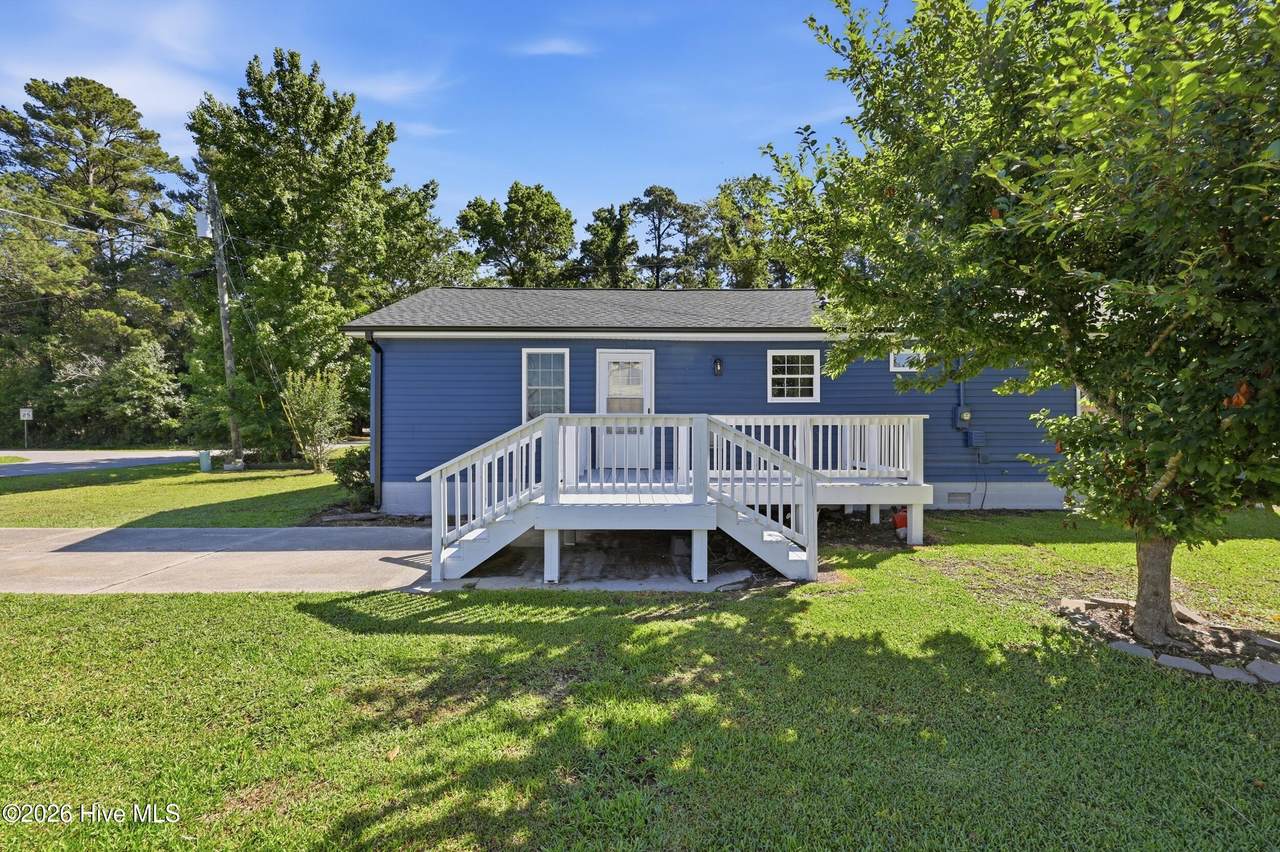 305 Beachview Drive - Photo 1
