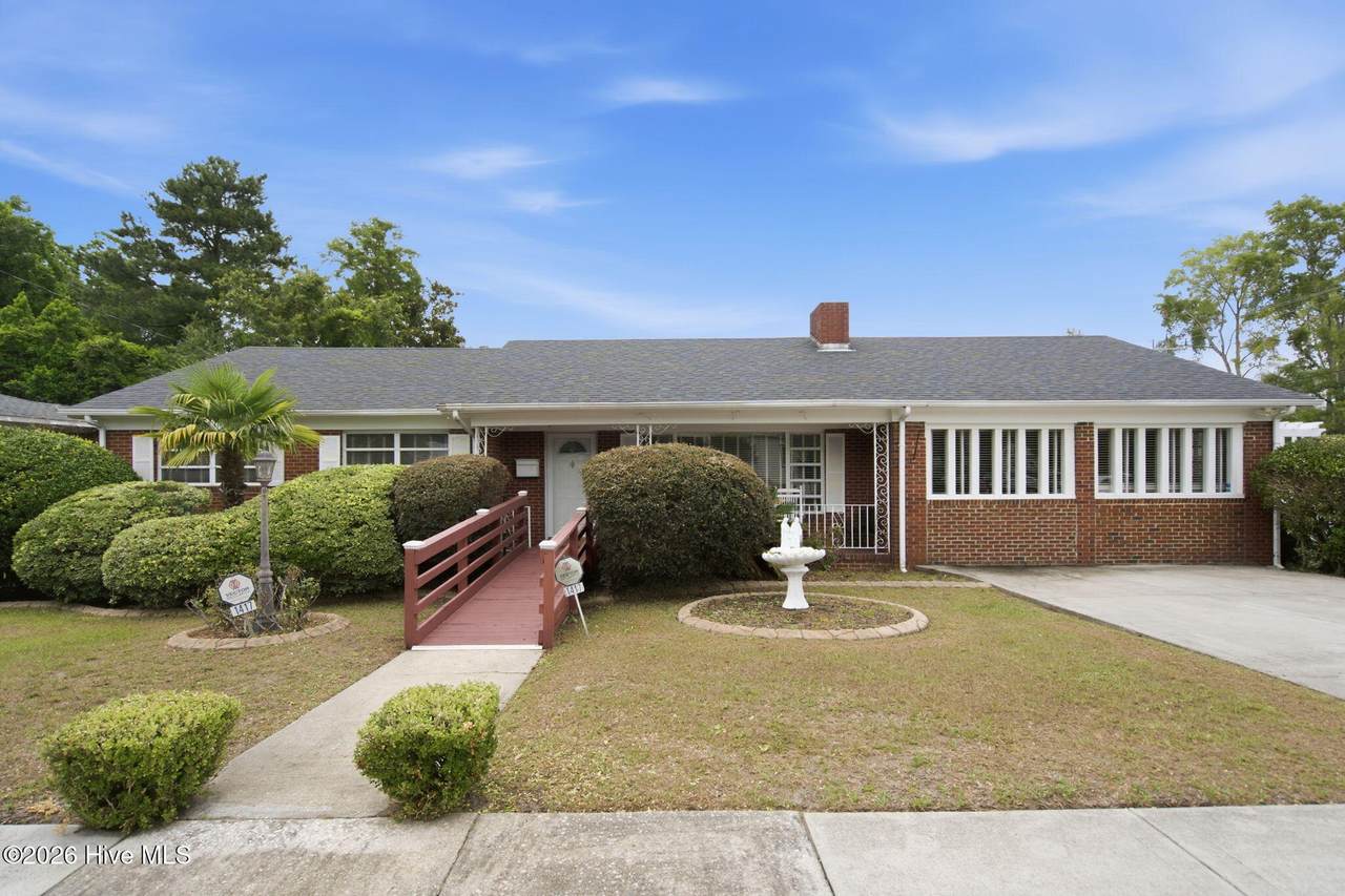 1417 Queen Street - Photo 1