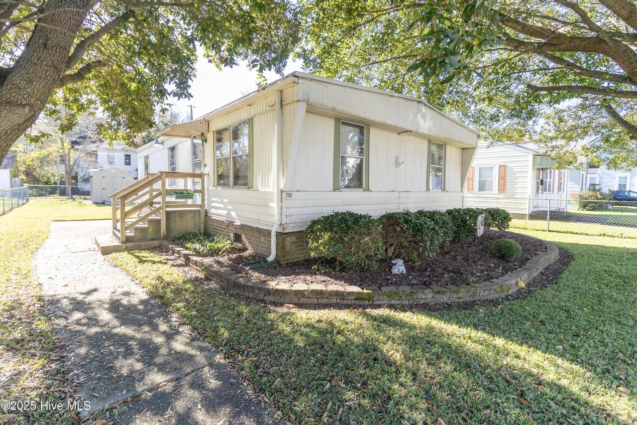 701 Colonial Avenue - Photo 1