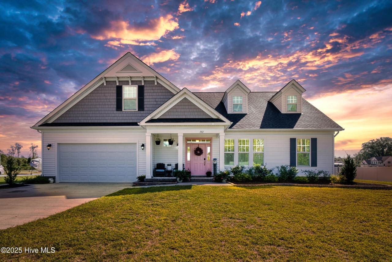 102 Evelyne Drive - Photo 1