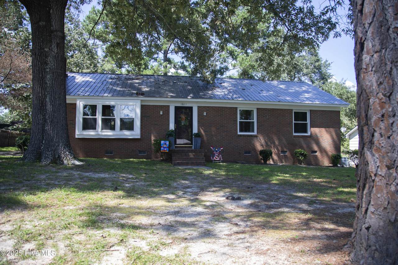 1611 Summit Drive - Photo 1