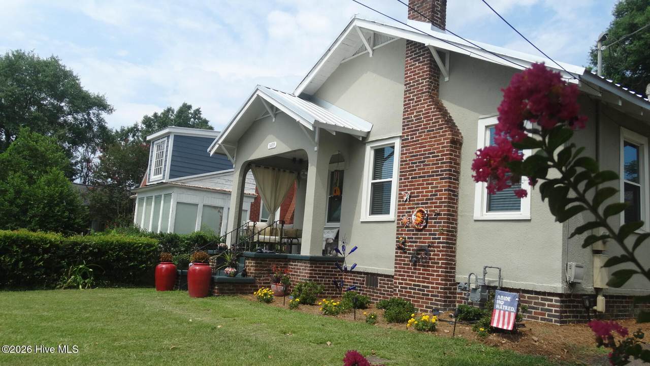 1439 Heard Avenue - Photo 1