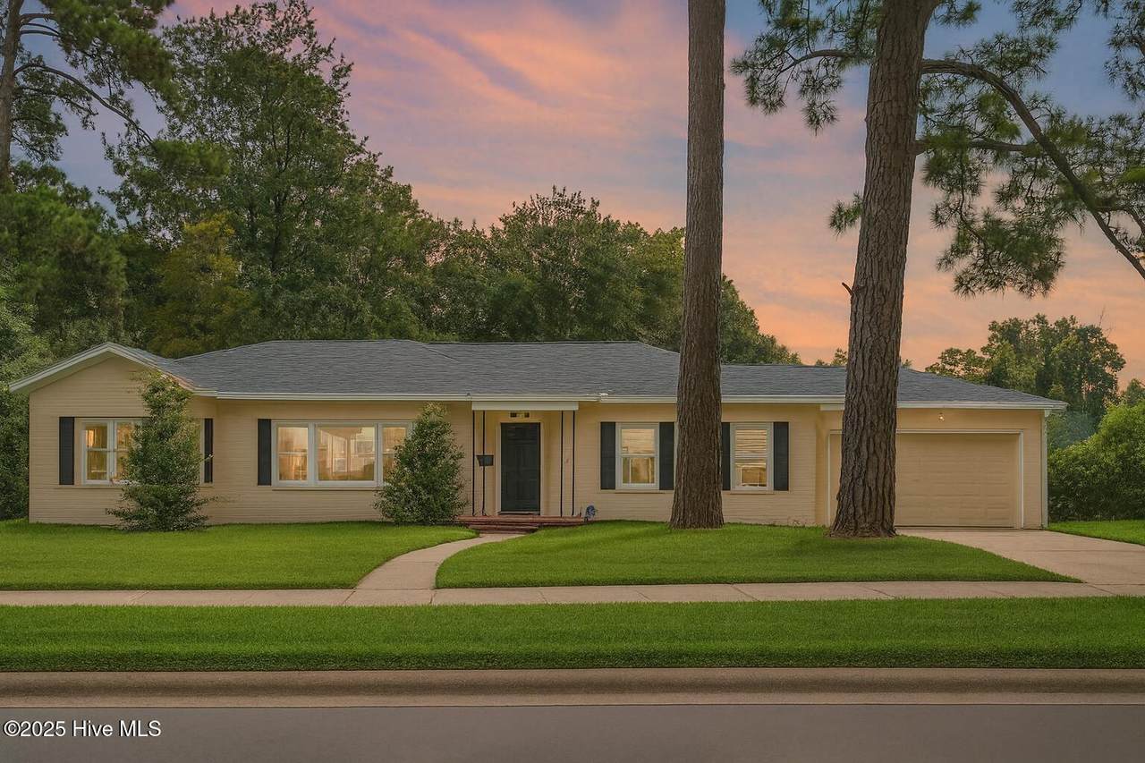 827 Colonial Drive - Photo 1
