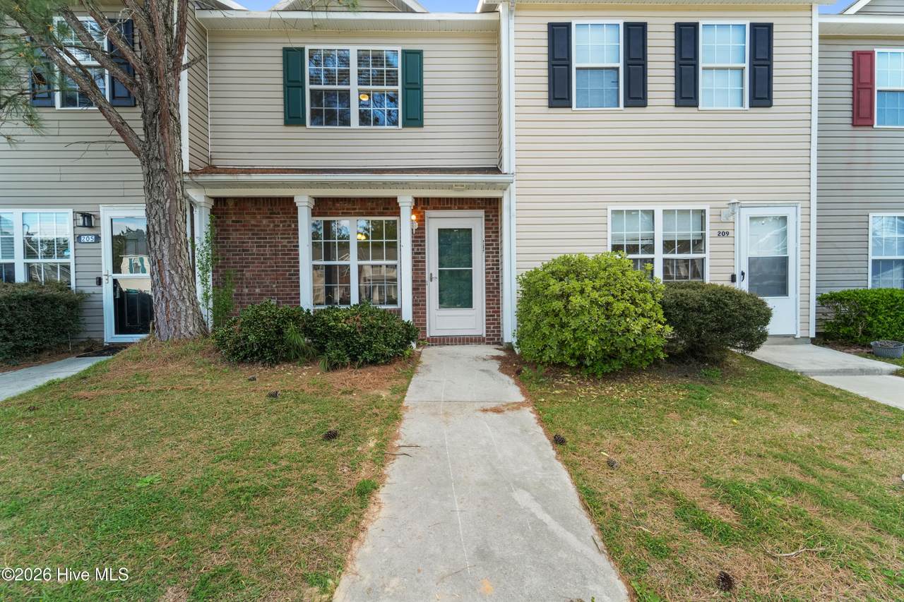 207 Pinegrove Court - Photo 1