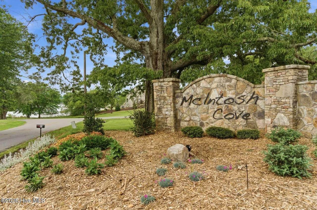 25 Mcintosh Circle - Photo 1