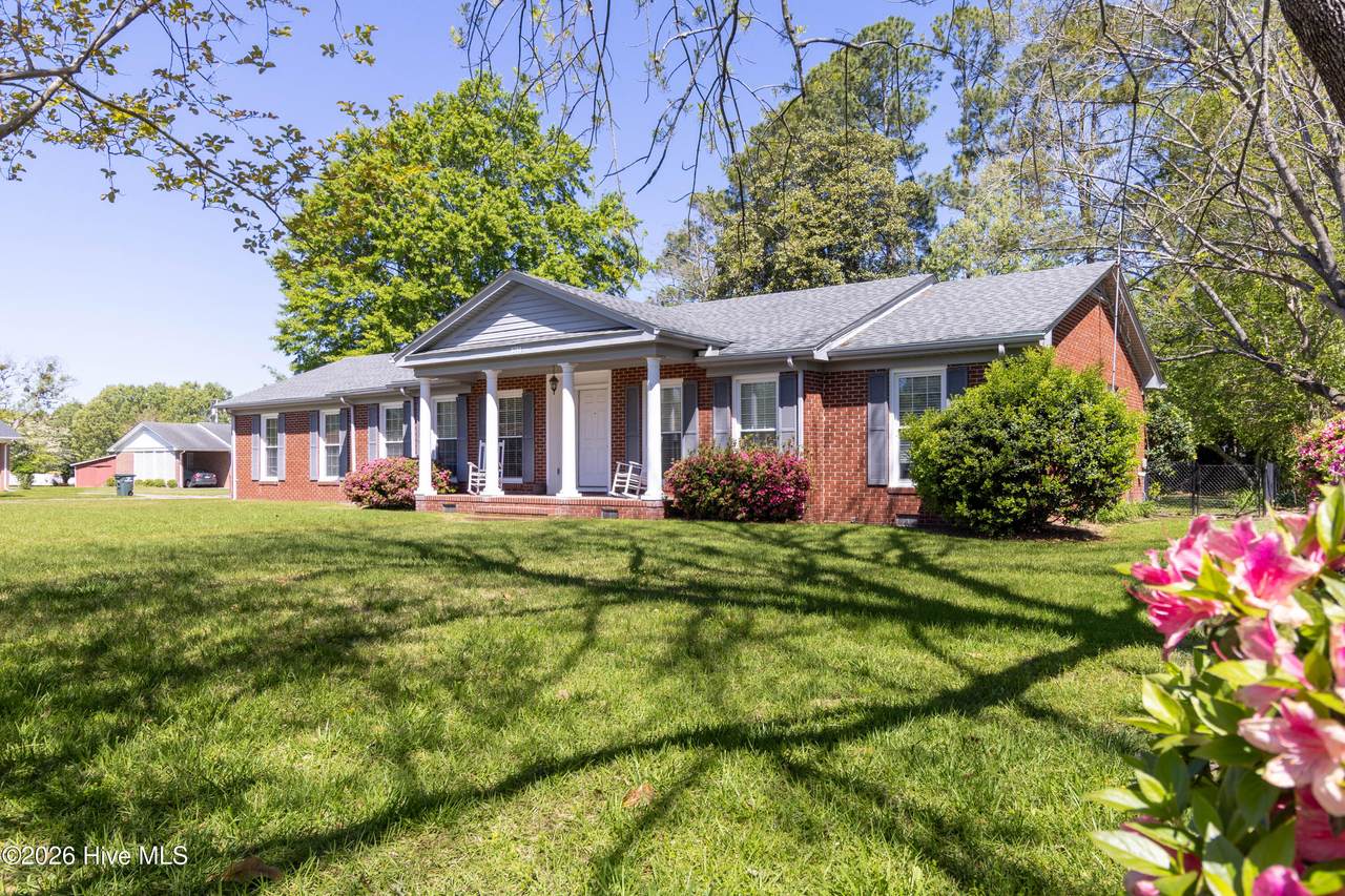 212 Robin Lane - Photo 1