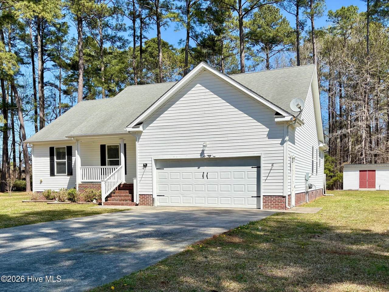 405 Pineview Drive - Photo 1