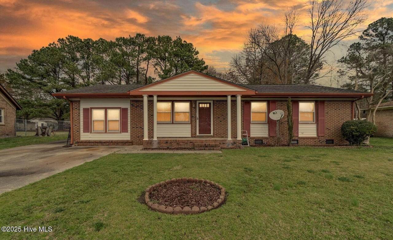 713 Oakdale Drive - Photo 1