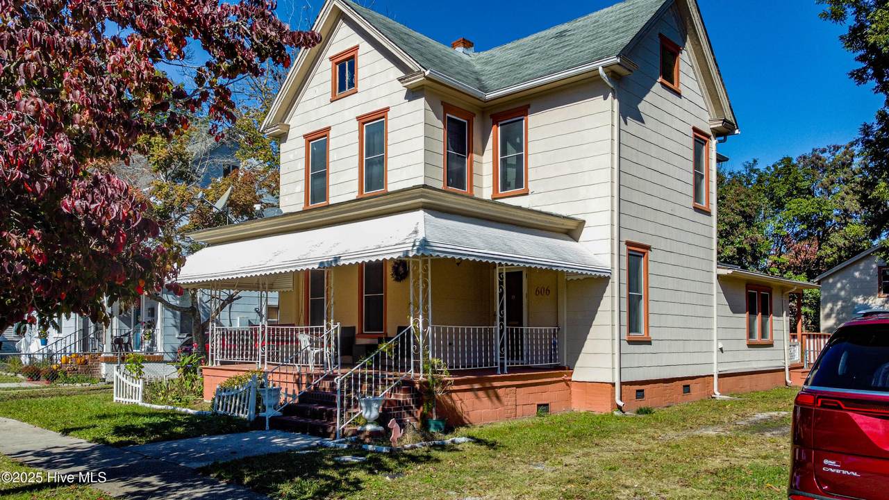 606 Colonial Avenue - Photo 1