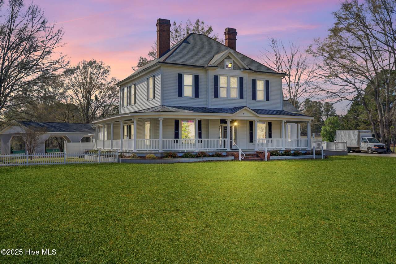 710 Caroline - Photo 1