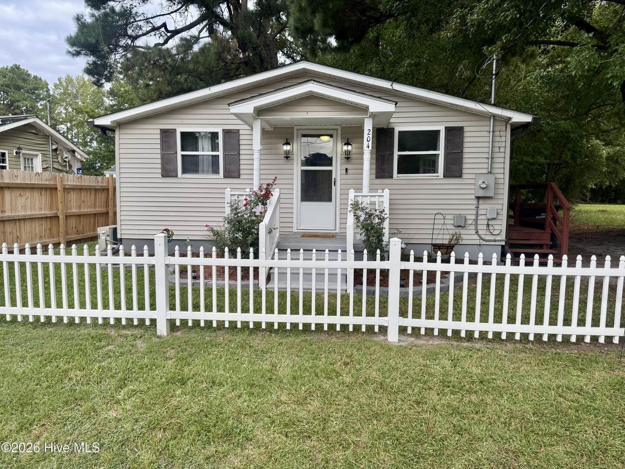 204 Pinewood Avenue - Photo 1
