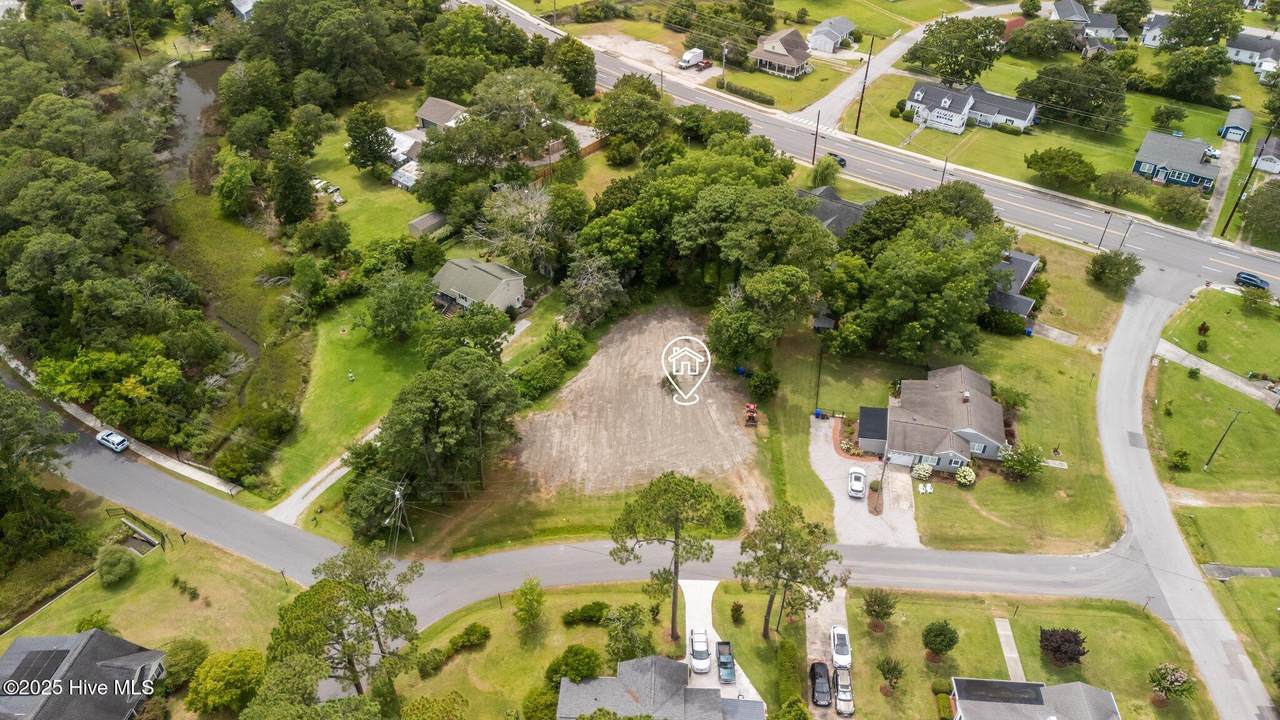 203 Sherwood Boulevard - Photo 1