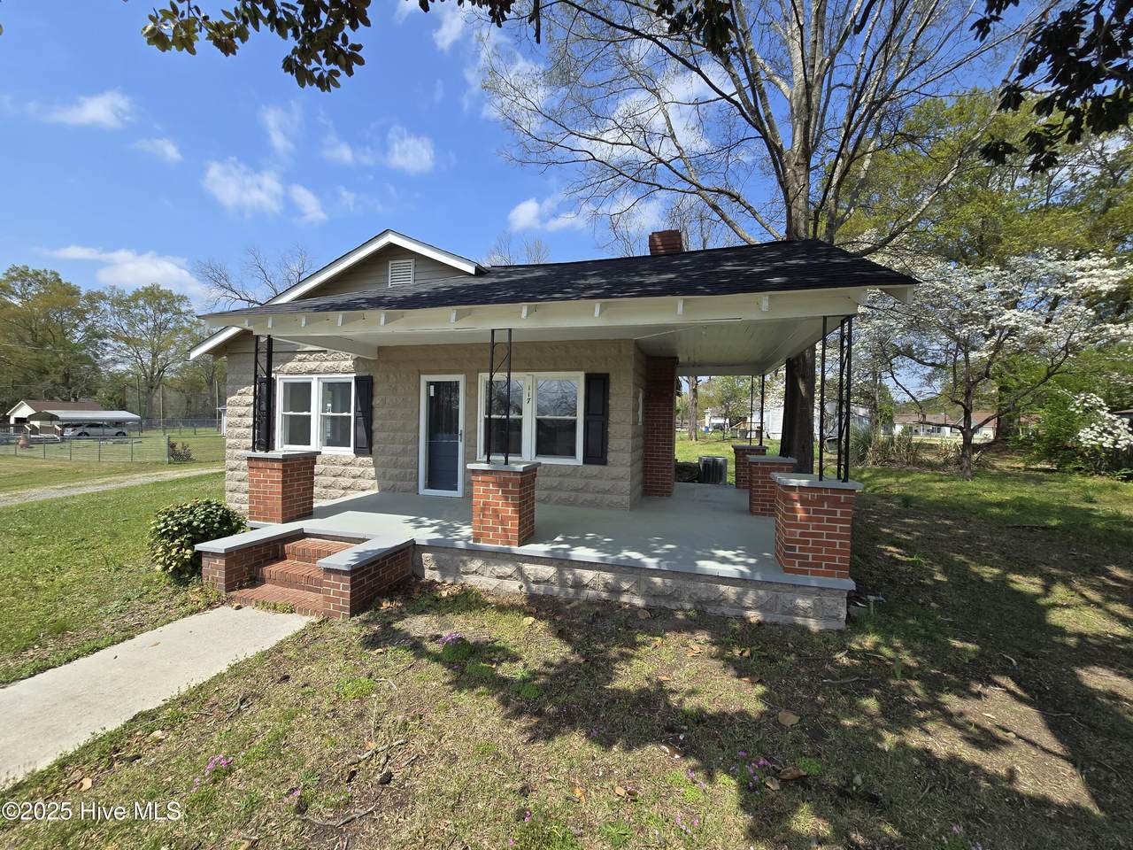 117 Flowers Street - Photo 1