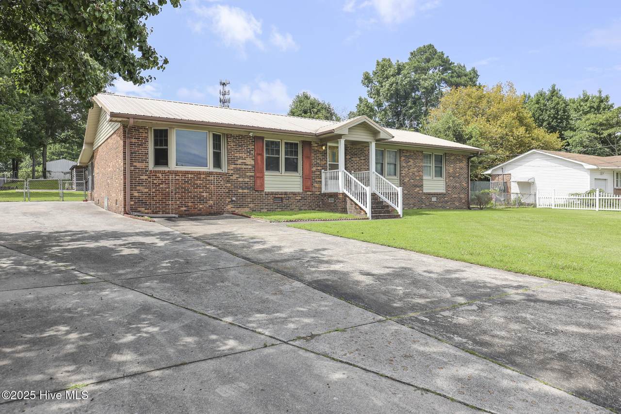 16 Colonial Drive - Photo 1