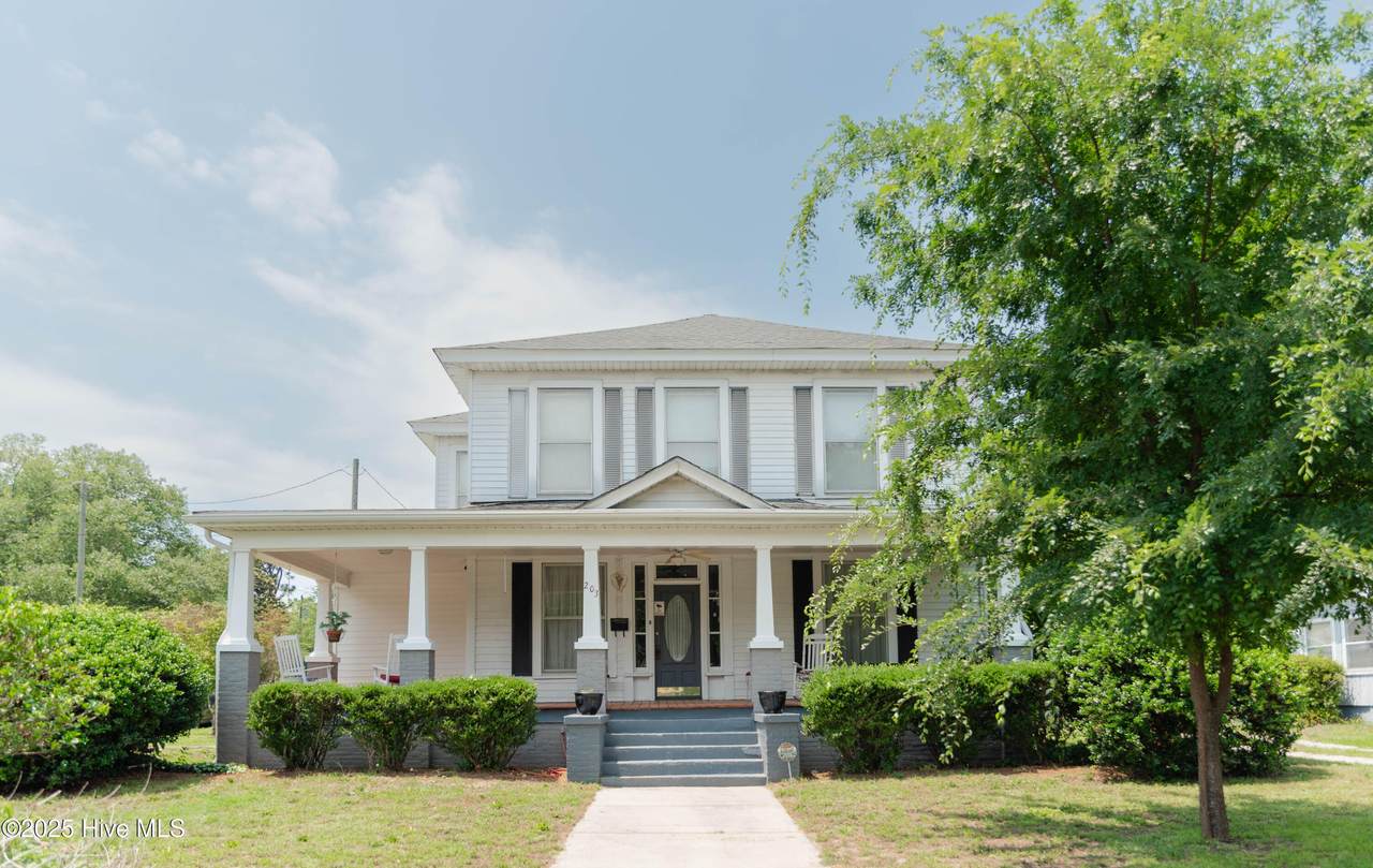 203 Minturn Avenue - Photo 1