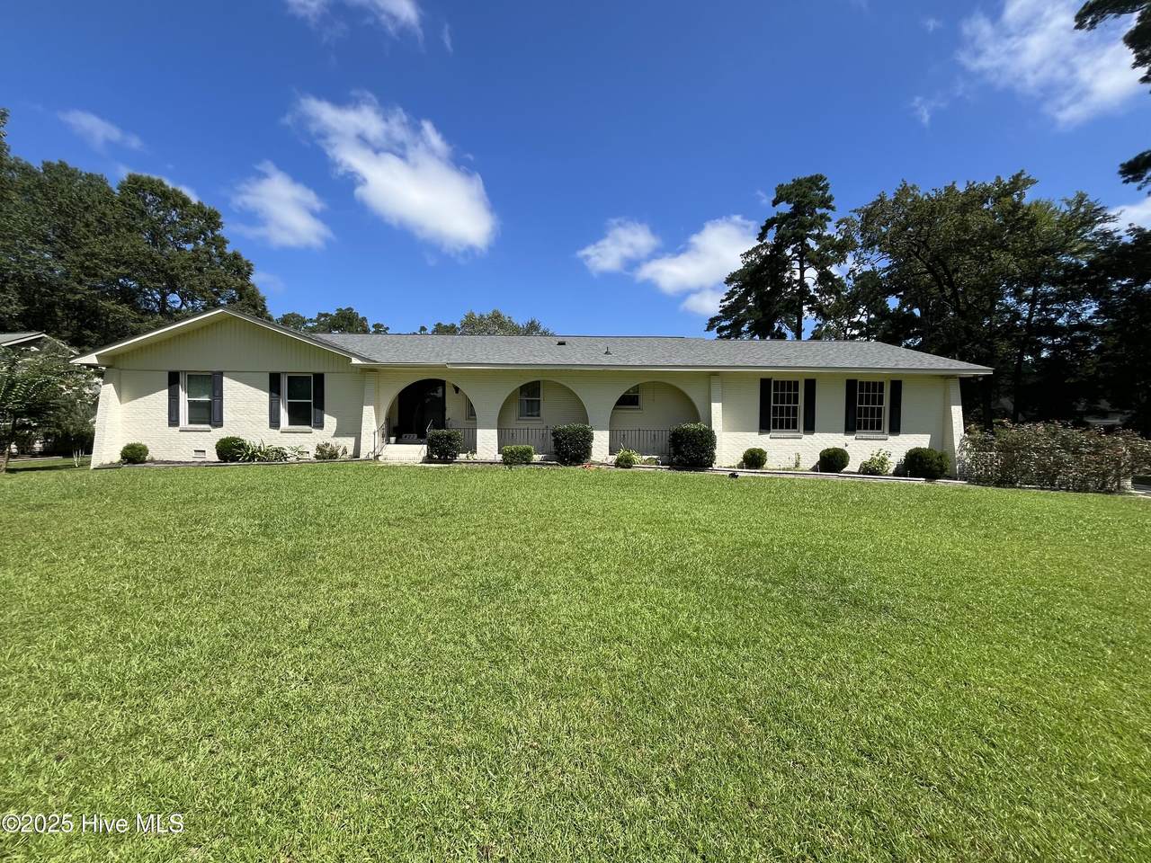 423 Edgewood Circle - Photo 1