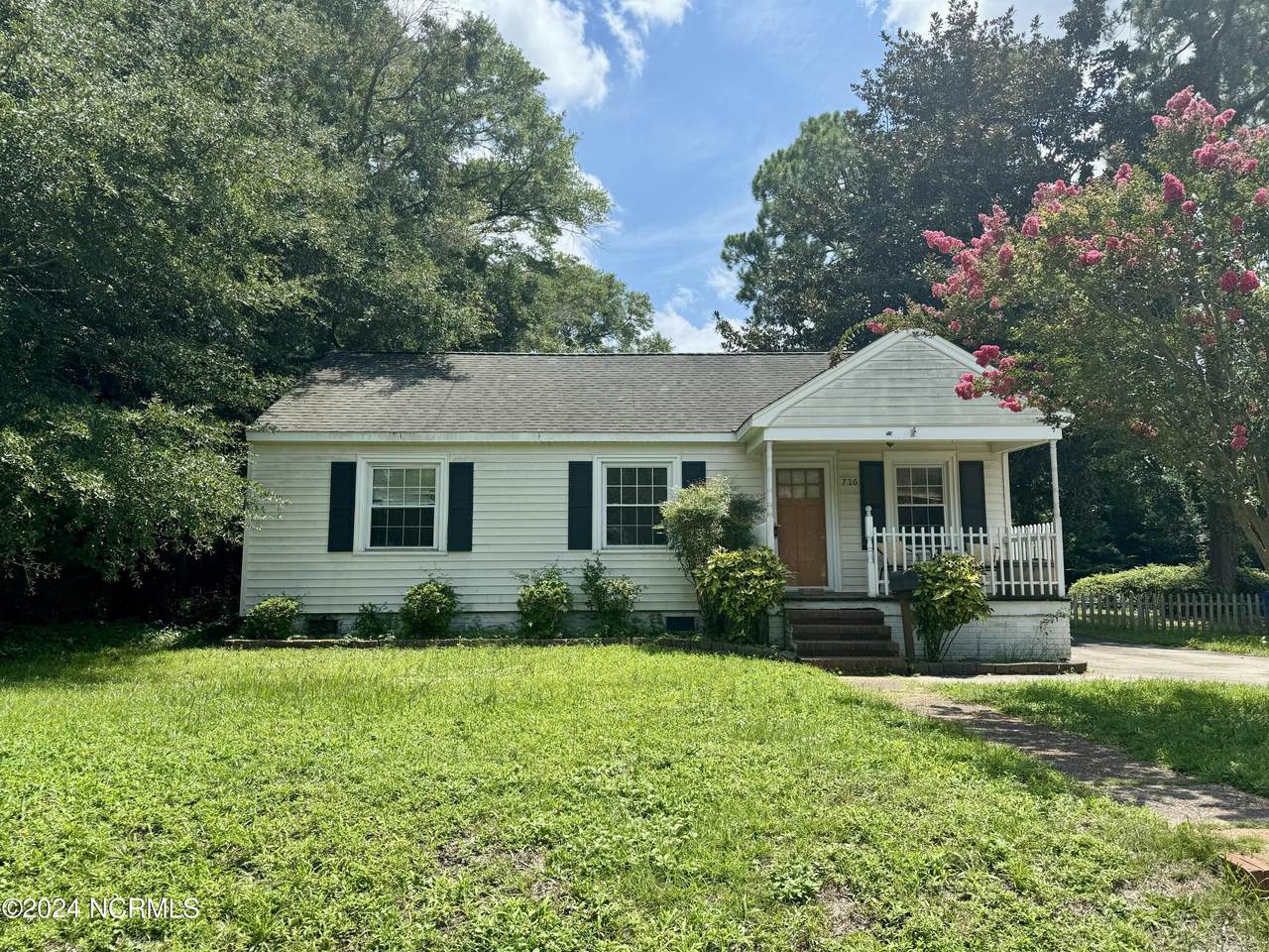 726 Woodlawn Avenue - Photo 1