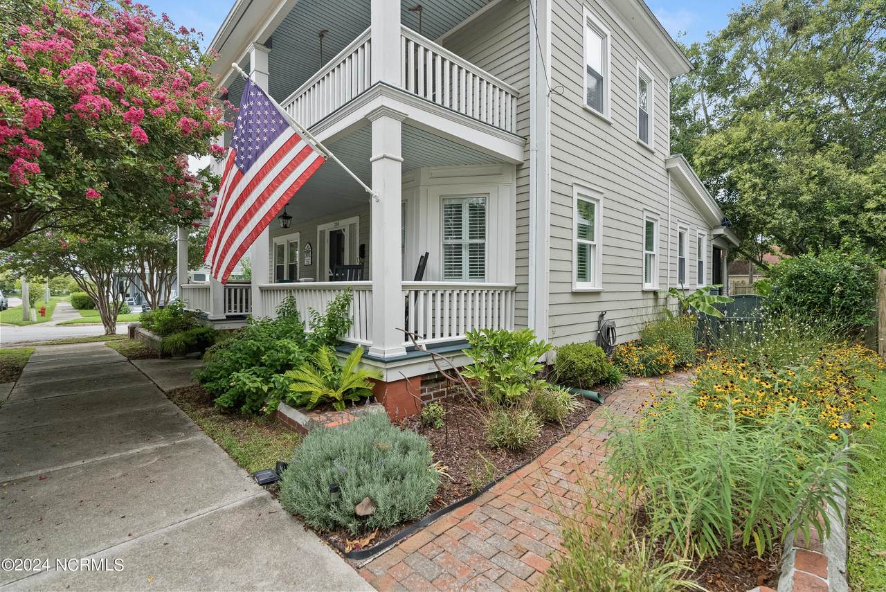 208 8th Street - Photo 1