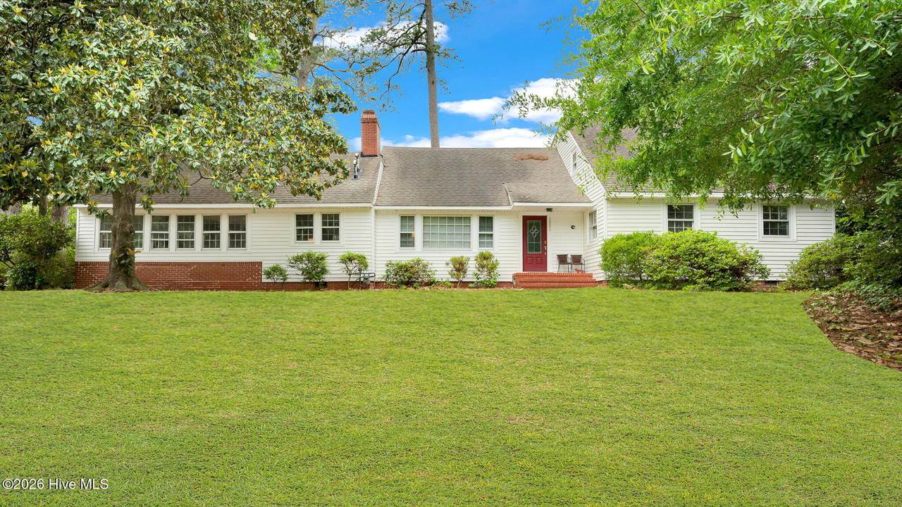 1902 Sherwood Drive - Photo 1