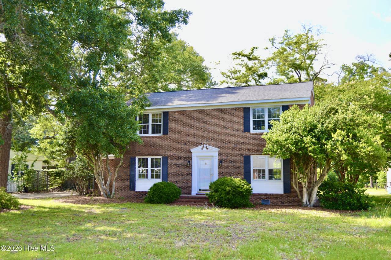 205 Pinewood Drive - Photo 1