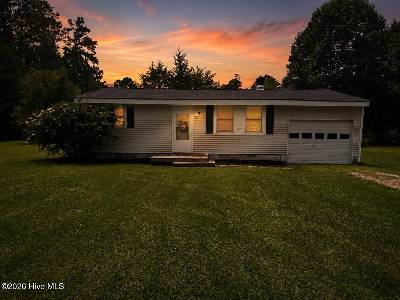 422 Pineview Drive - Photo 1