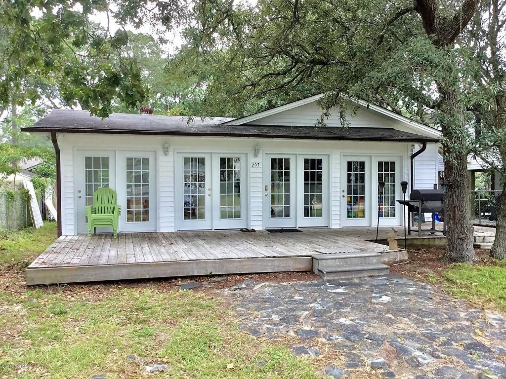 207 NE 48th Street, Oak Island, NC 28465 (MLS #100033069) :: Century 21 Sweyer & Associates