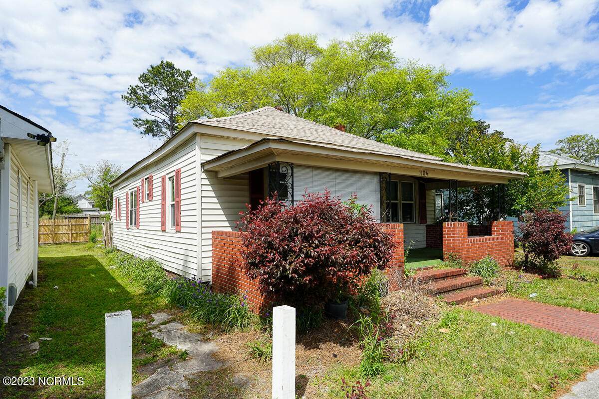 1104 7th Street - Photo 1