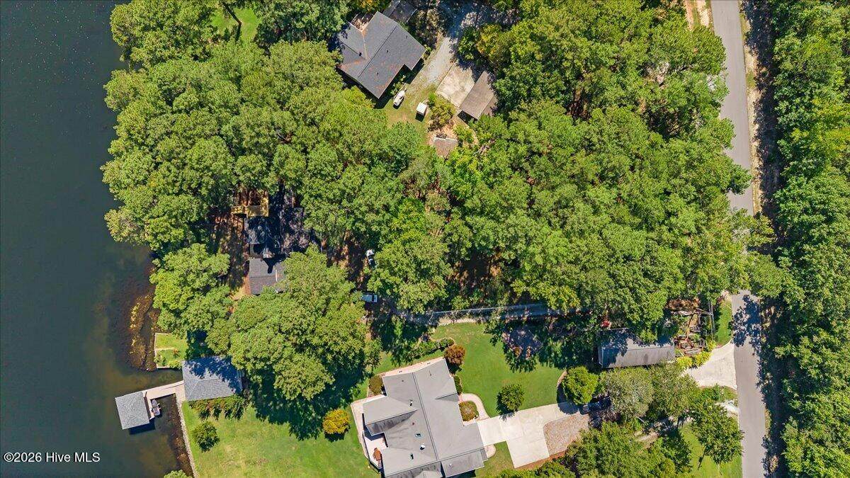 203 Pineview Drive - Photo 1