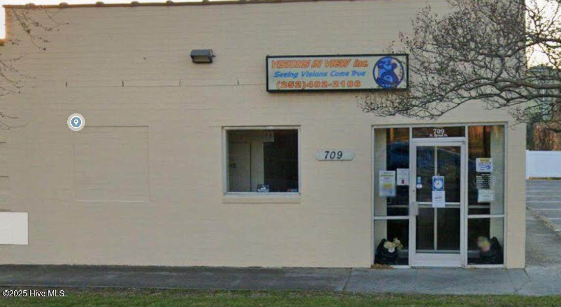 709 Broad Street - Photo 1