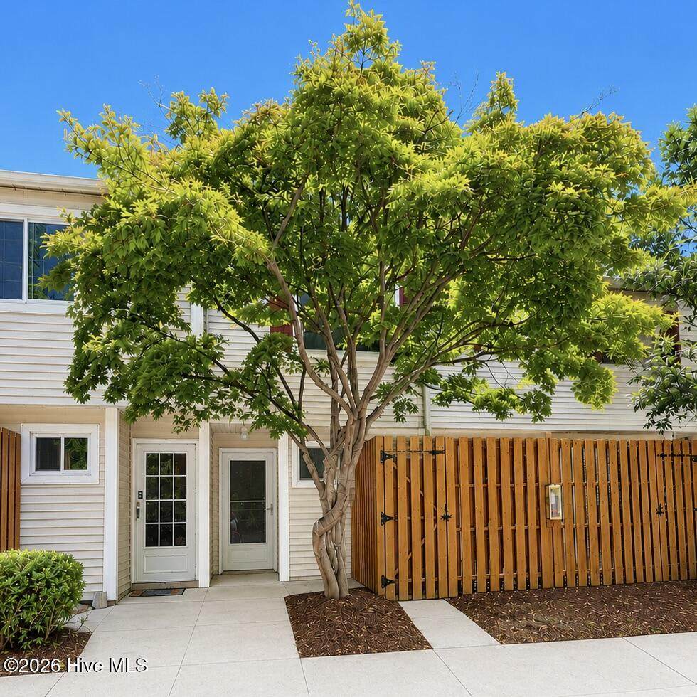 220 Elizabeth Street - Photo 1