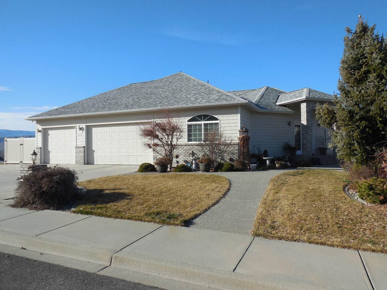 828 Briarwood Ter - Photo 1