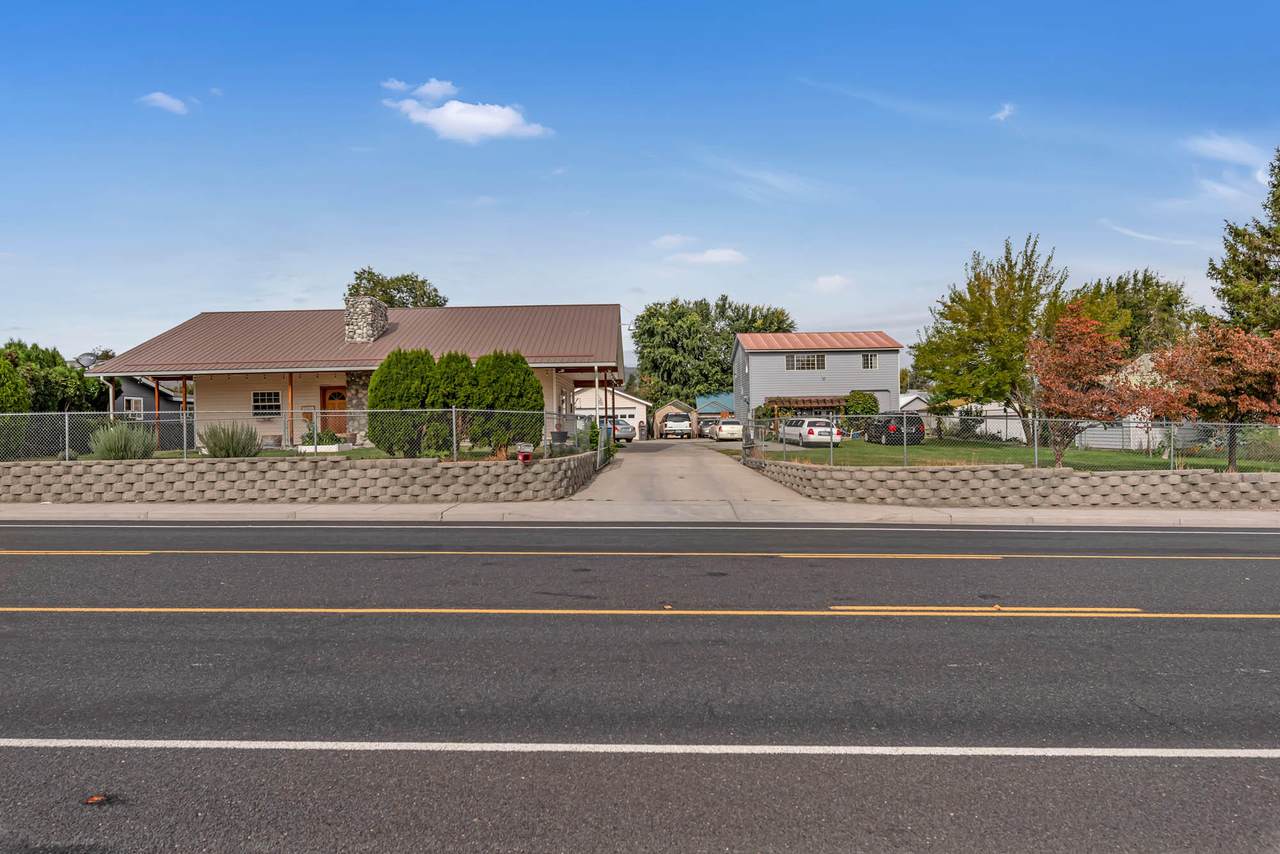 1610 Maple St - Photo 1