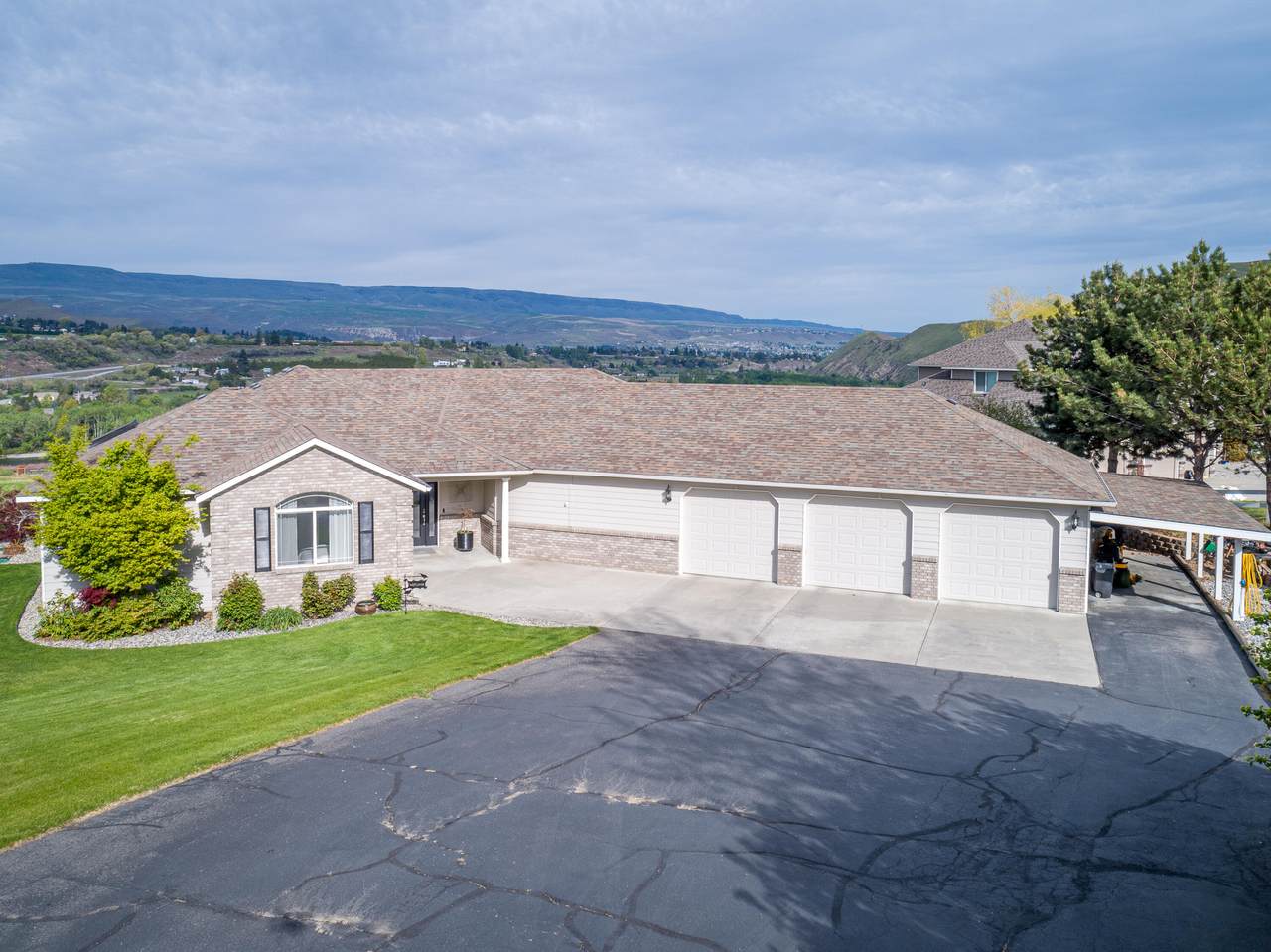 3035 Eastview Ln - Photo 1