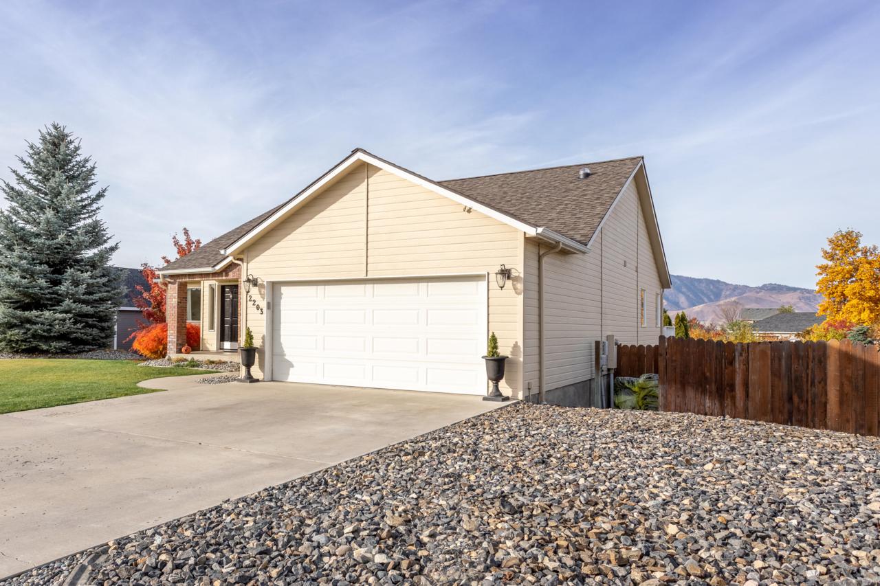 2203 Inglewood Dr - Photo 1