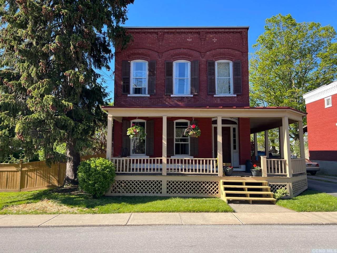 127 Danforth Ave - Photo 1
