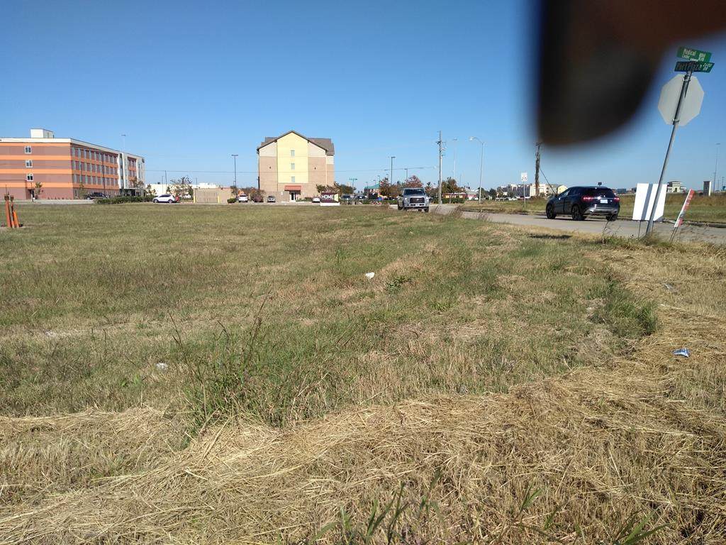 2.256 ACRES Port Plaza Drive At Home Two Plaza - Photo 1