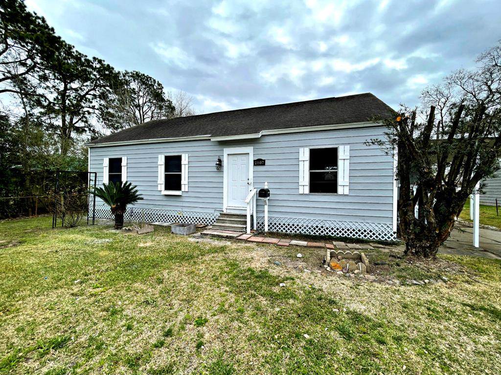 2107 Avenue E - Photo 1