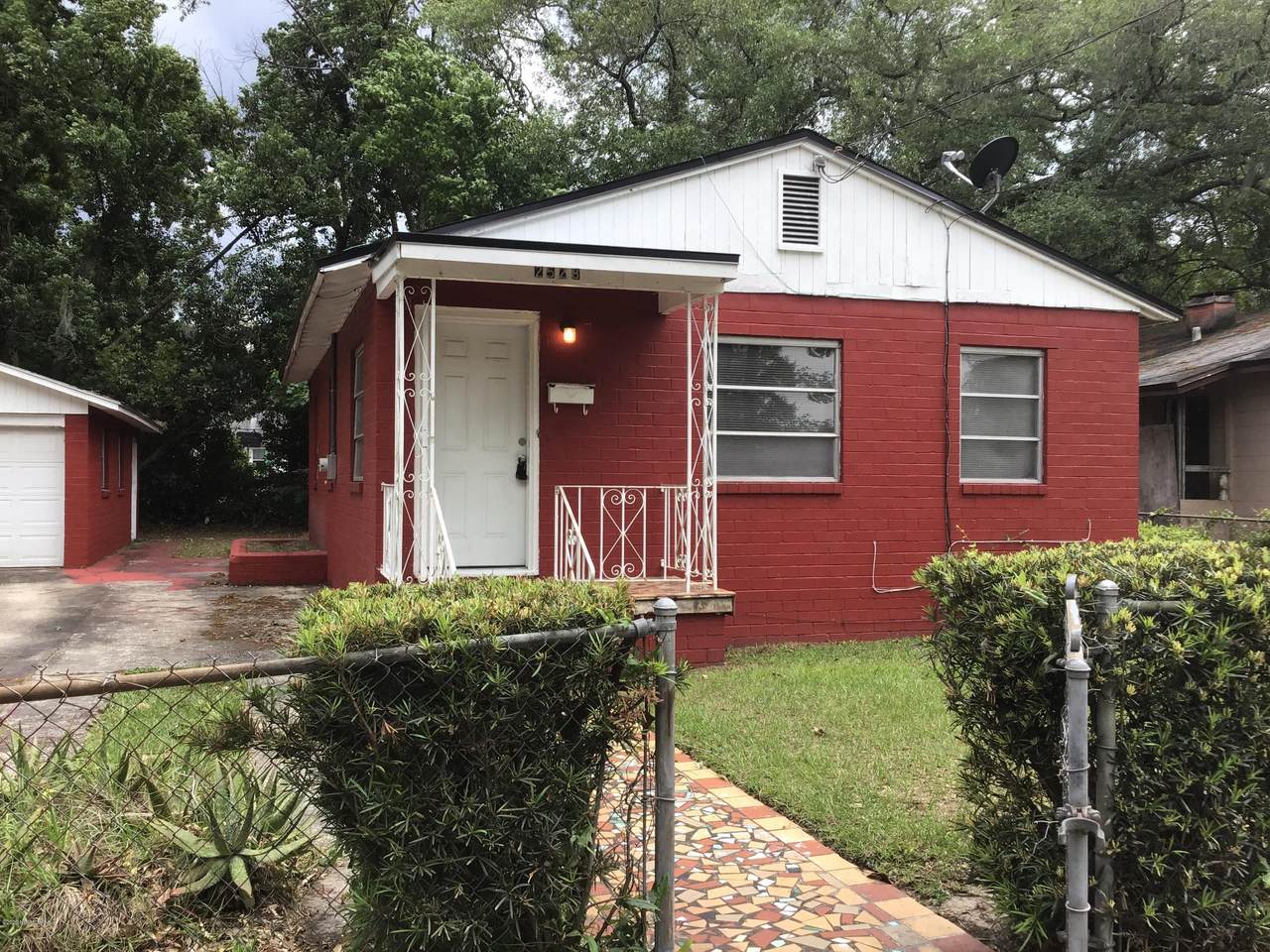 2528 Summit St - Photo 1