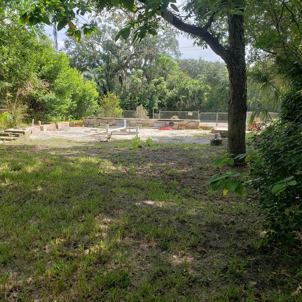 447 44TH St - Photo 1