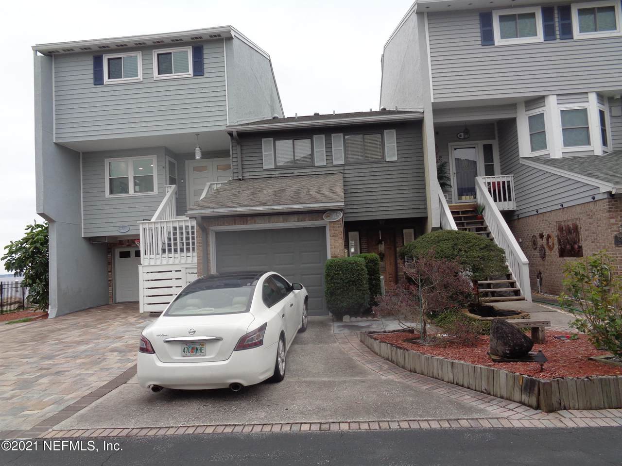 325 Scenic Point Ln - Photo 1