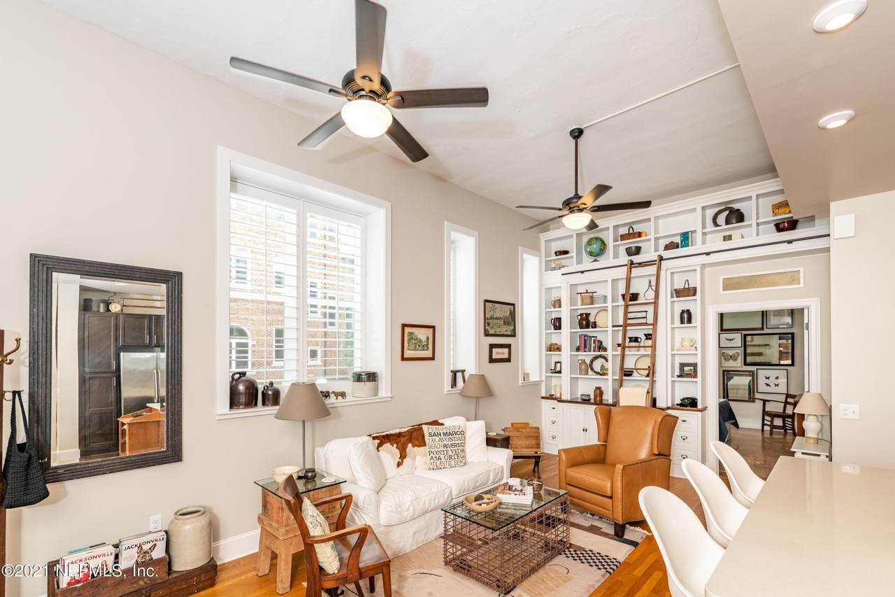 2525 College St - Photo 1