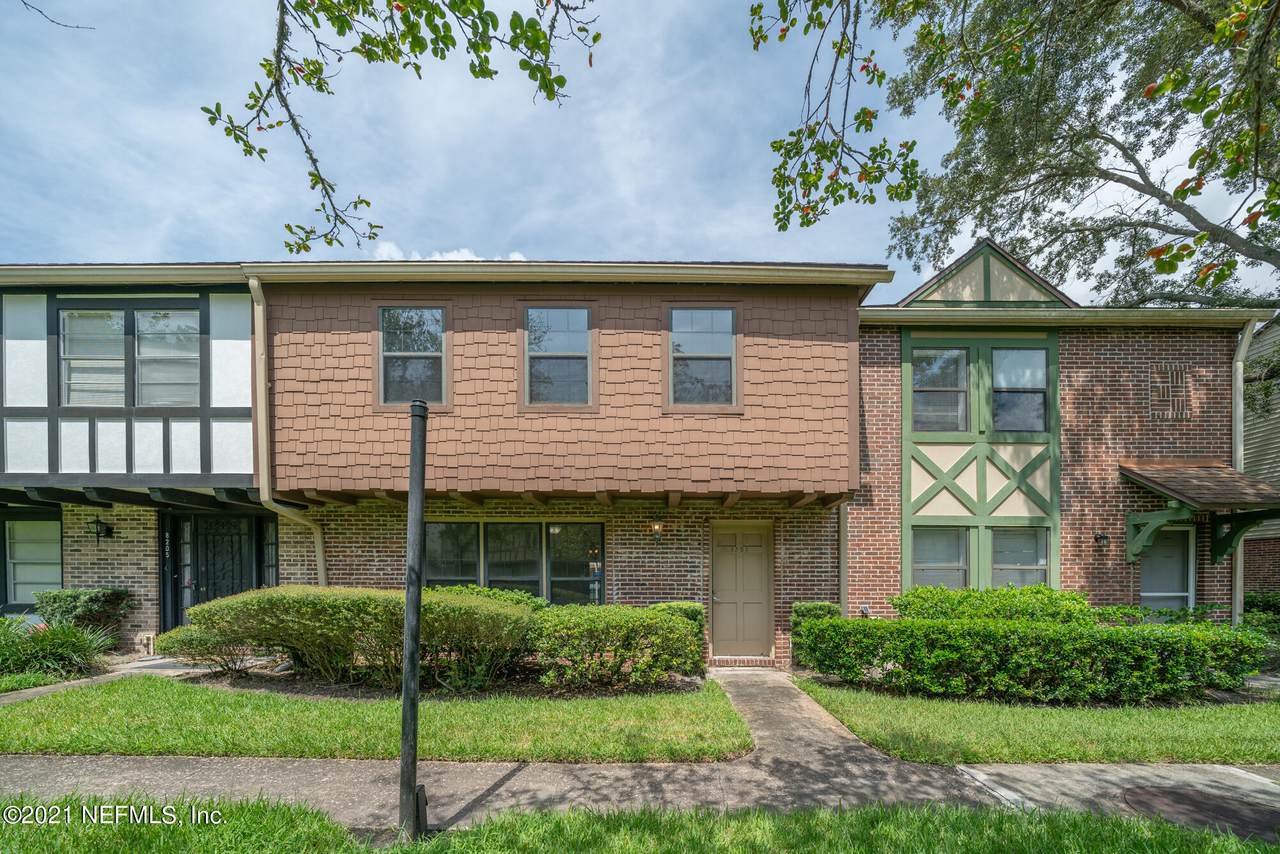 8203 Sutton Pl - Photo 1
